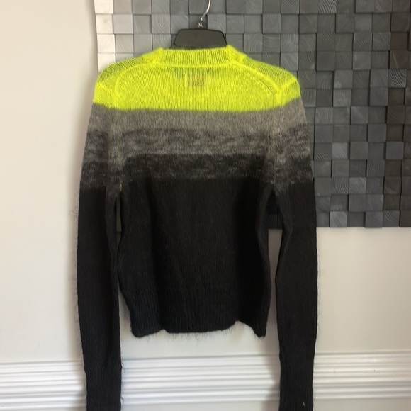 Fitted Crewneck Sweater - Picture 5 of 9